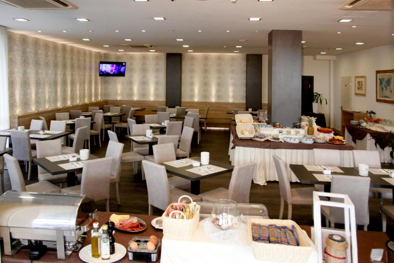 Hotel Majorca Sul Mare In Centro A Riccione Eksteriør bilde