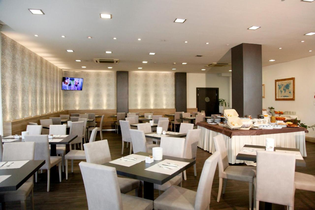 Hotel Majorca Sul Mare In Centro A Riccione Eksteriør bilde